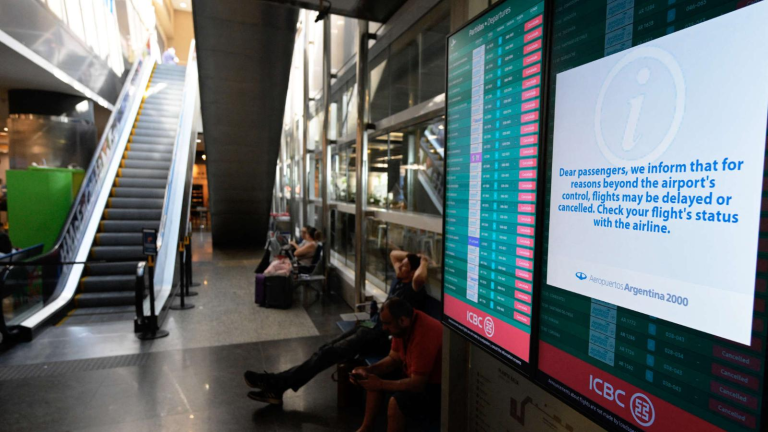 Vuelos comerciales: el Gobierno fijó servicios mínimos obligatorios durante conflictos gremiales