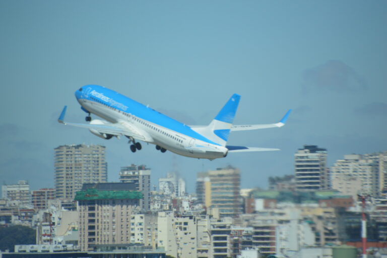 Aerolíneas Argentinas transportó más de 210 mil pasajeros durante el último fin de semana largo