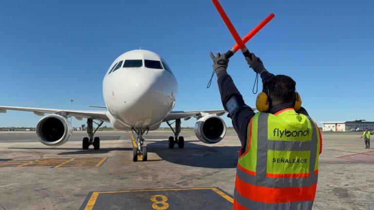 Trabajadores de Flybondi reclaman sueldos de marzo y amenazan con un paro de 24 horas el lunes 13 a partir de las 14hs