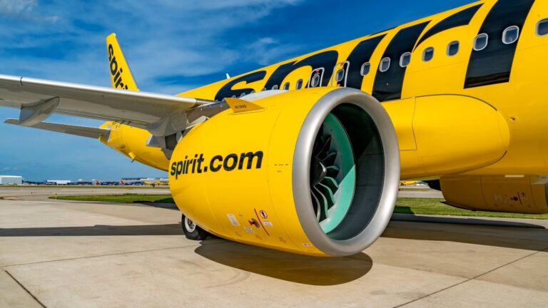 Spirit Airlines sigue reestructurándose: vende 20 aviones y reincorpora a 500 tripulantes de cabina