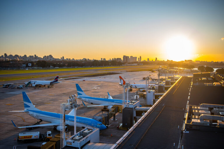 IATA cuestiona suba de tasas aeronáuticas en Argentina y pide suspender su aplicación