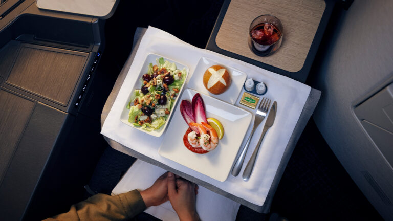 American Airlines sigue celebrando su centenario, ahora con una propuesta gastronómica inspirada en los años 20
