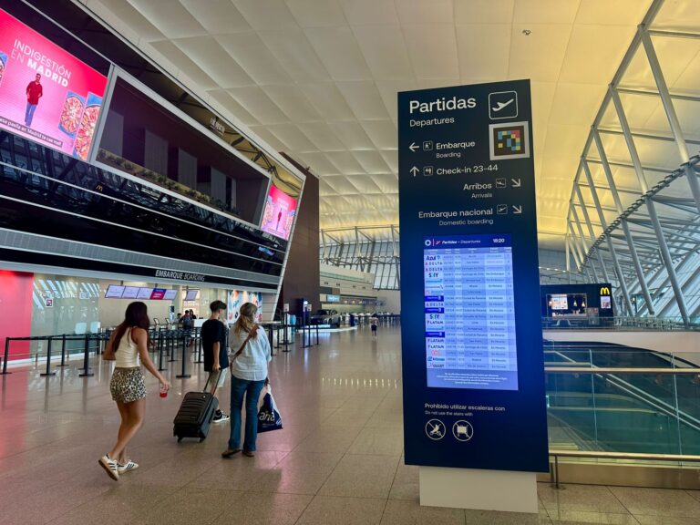 Aeropuerto de Carrasco, pionero mundial en accesibilidad con tecnología NaviLens