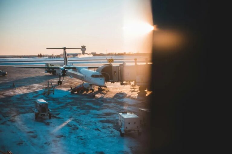 Comprender el de-icing de aeronaves: por qué es importante, cómo funciona y qué rara vez ven los pasajeros