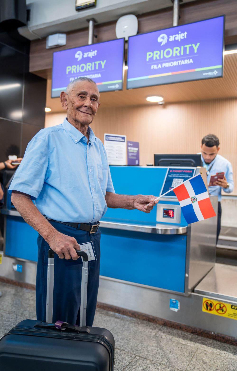 Arajet hace realidad sueño de volar por primera vez a un dominicano de 95 años en su programa “Mi Primer Vuelo”
