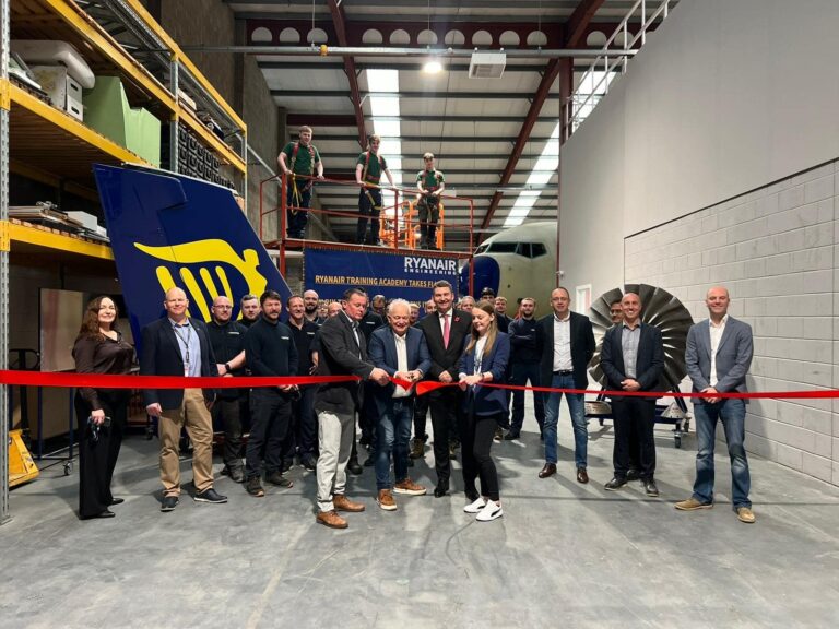 Ryanair invertirá £40 millones para expandir su base de mantenimiento en Prestwick y generar 450 empleos calificados