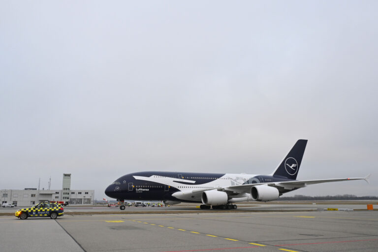 Lufthansa presentó un Airbus A380 con un livery especial para celebrar su centenario