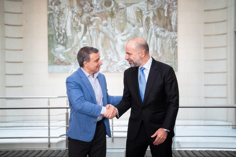 Aerolíneas Argentinas se une a Uber para desarrollar iniciativas conjuntas