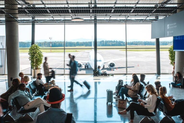 Costos, congestión y carga tributaria presionan a la aviación regional en América Latina