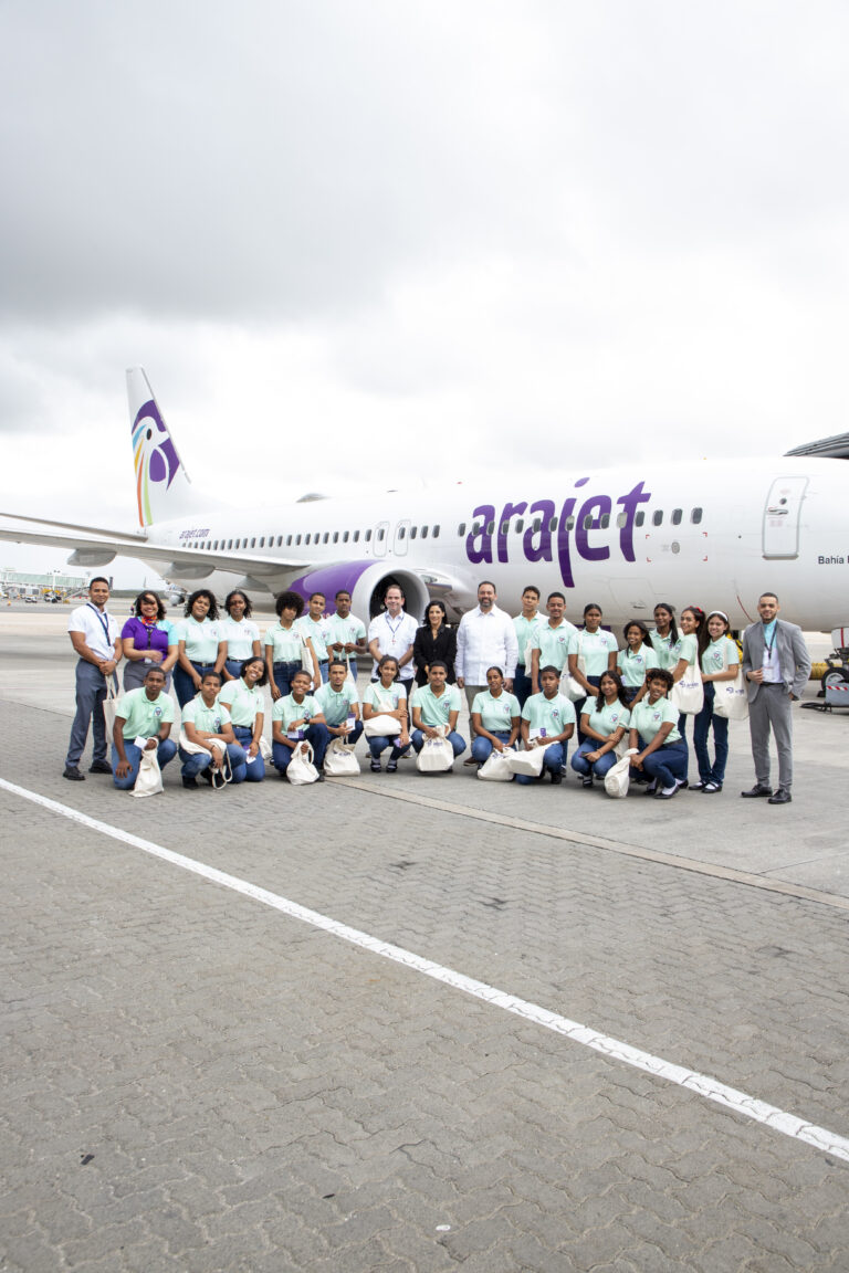 Arajet y el Aeropuerto de Punta Cana realizan primera edición de “Piloto por un Día” con jóvenes estudiantes