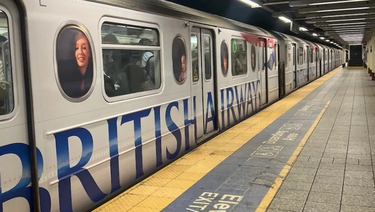 British Airways lleva su acento británico al metro de Nueva York con una experiencia inmersiva
