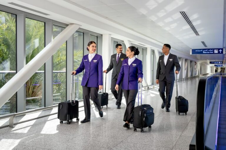 flyadeal presenta nuevos uniformes de tripulación