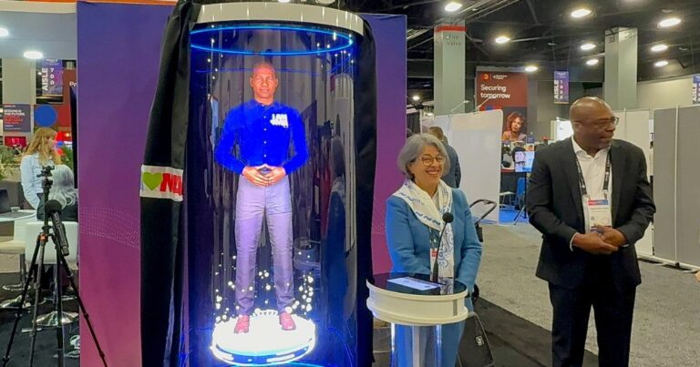 Aeropuerto de Miami se vuelve “smart”: hologramas con IA ya asisten a pasajeros